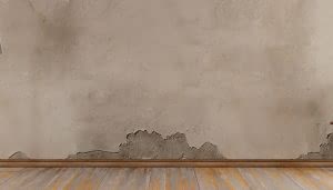 Una pared sin texto muestra grietas visibles. El suelo de madera con tonos grises y marrones complementa el entorno. La escena presenta un ambiente deshabitado y rústico.