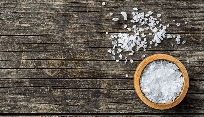 ¿La sal absorbe la humedad?