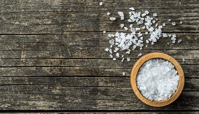 ¿La sal absorbe la humedad?